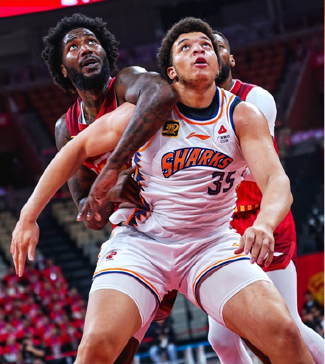 强队力争夺冠军,球员拼尽全力战至最后 强队力争夺冠军,球员拼尽全力战至最后