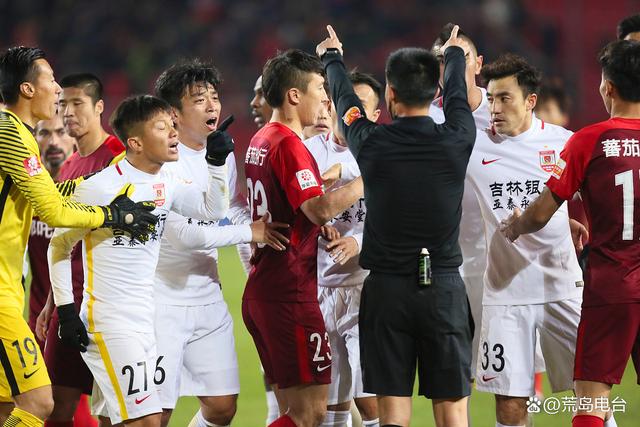 强队力争夺冠军,球员拼尽全力战至最后 强队力争夺冠军,球员拼尽全力战至最后