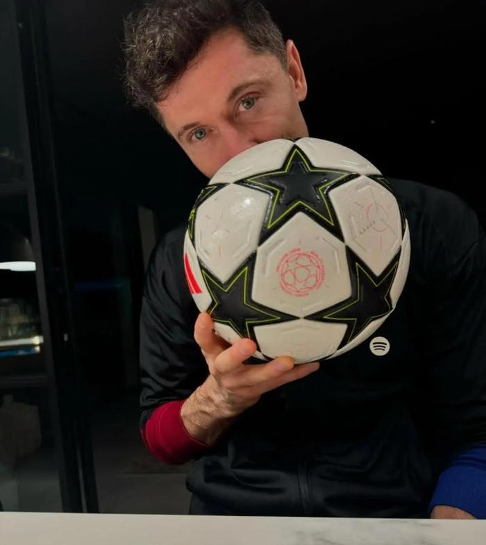 开云体育中国-罗伯特·莱万多夫斯基再次独造三球，拜仁慕尼黑轻松获胜的简单介绍