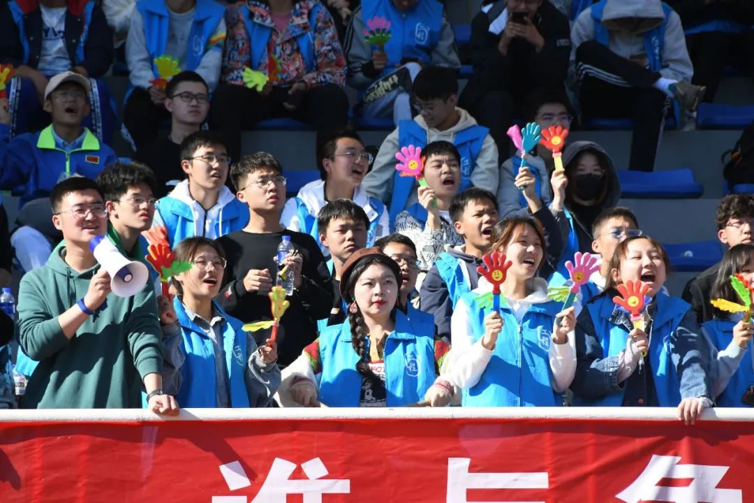 新晋篮球天才赛场上熠熠生辉,成为焦点 新晋篮球天才赛场上熠熠生辉,成为焦点