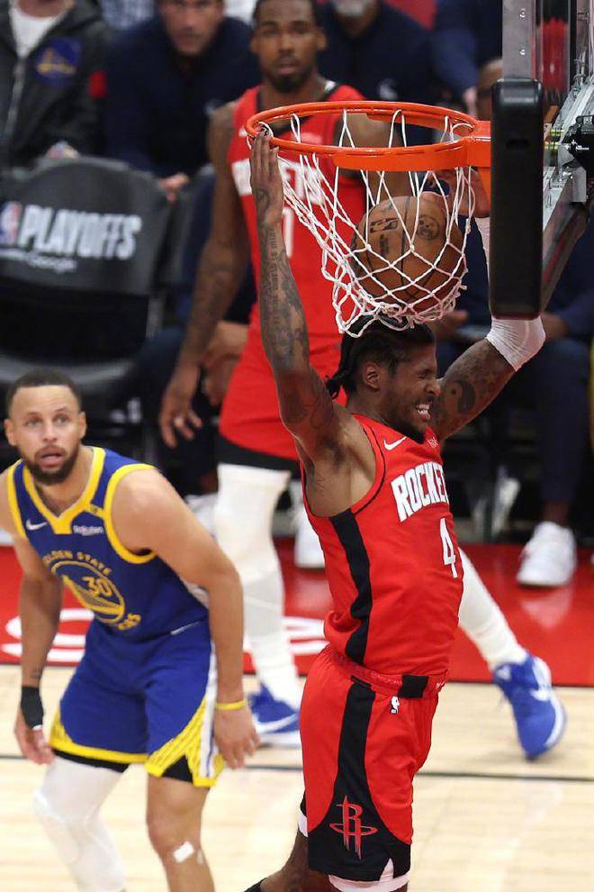 火箭队大获胜利,打破对手防线 火箭队大获胜利,打破对手防线