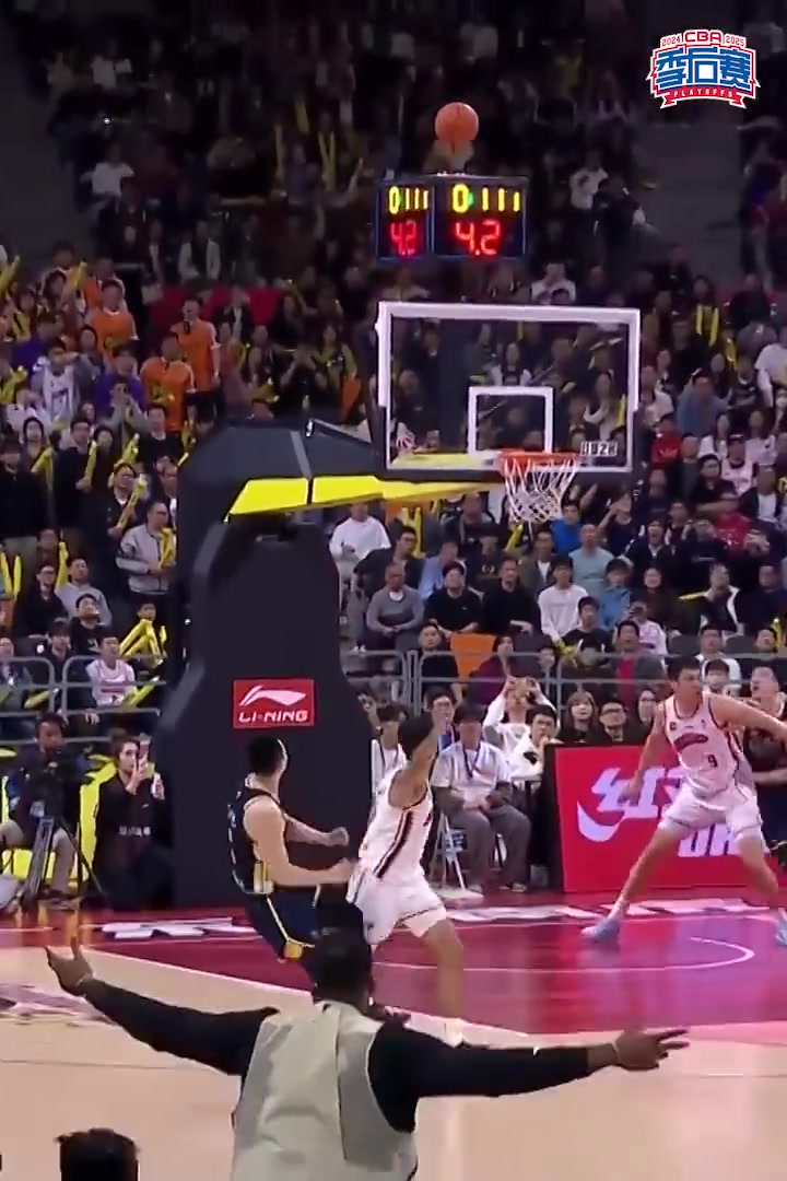 NBA球员在场上突破对手防线 NBA球员在场上突破对手防线