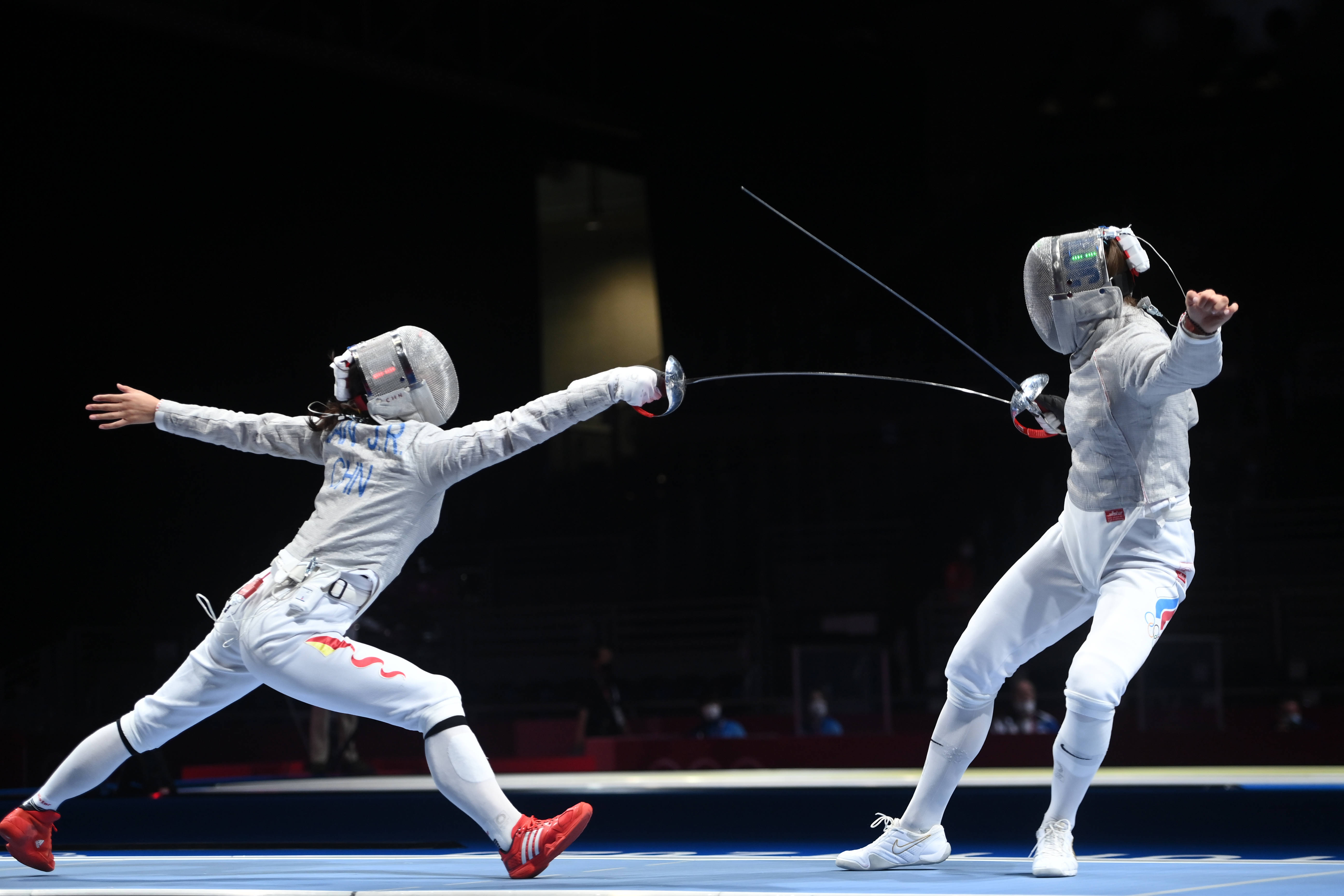 尼泊尔击剑选手勇夺金牌，实力超群