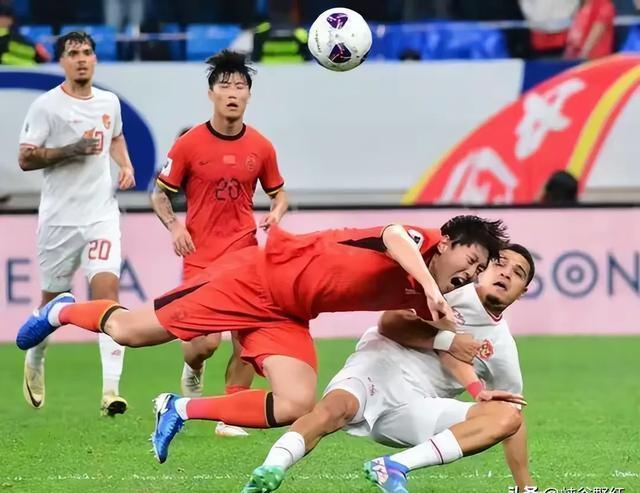 激烈的足球比赛让球迷热情高涨