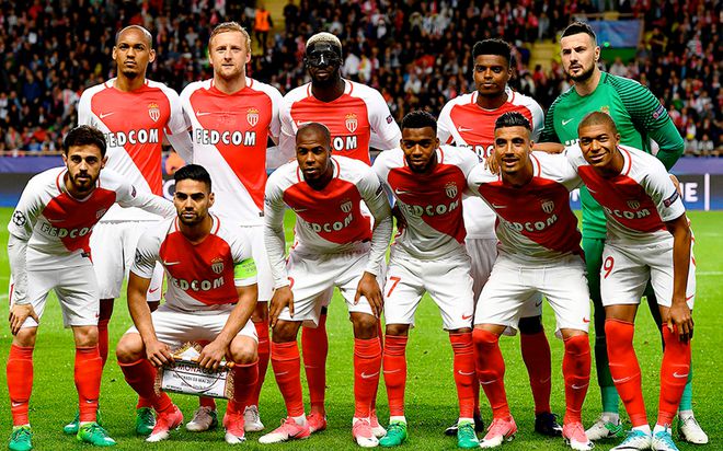 摩纳哥球员在比赛中险遭红牌罚下 摩纳哥球员在比赛中险遭红牌罚下