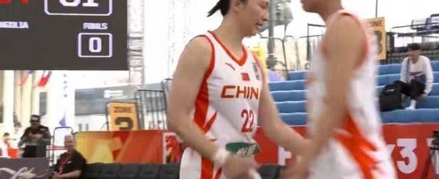 中国女队在比赛中战胜对手晋级