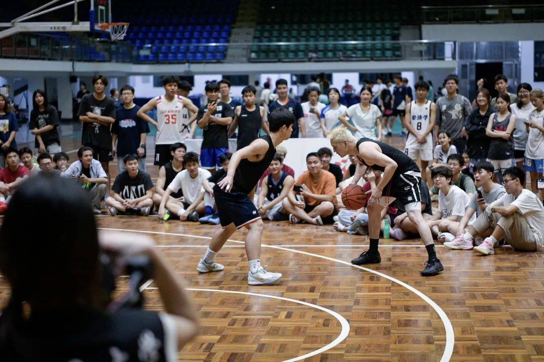 激烈角逐:篮球比赛明星球员技艺高超,赛场激情 激烈角逐:篮球比赛明星球员技艺高超,赛场激情