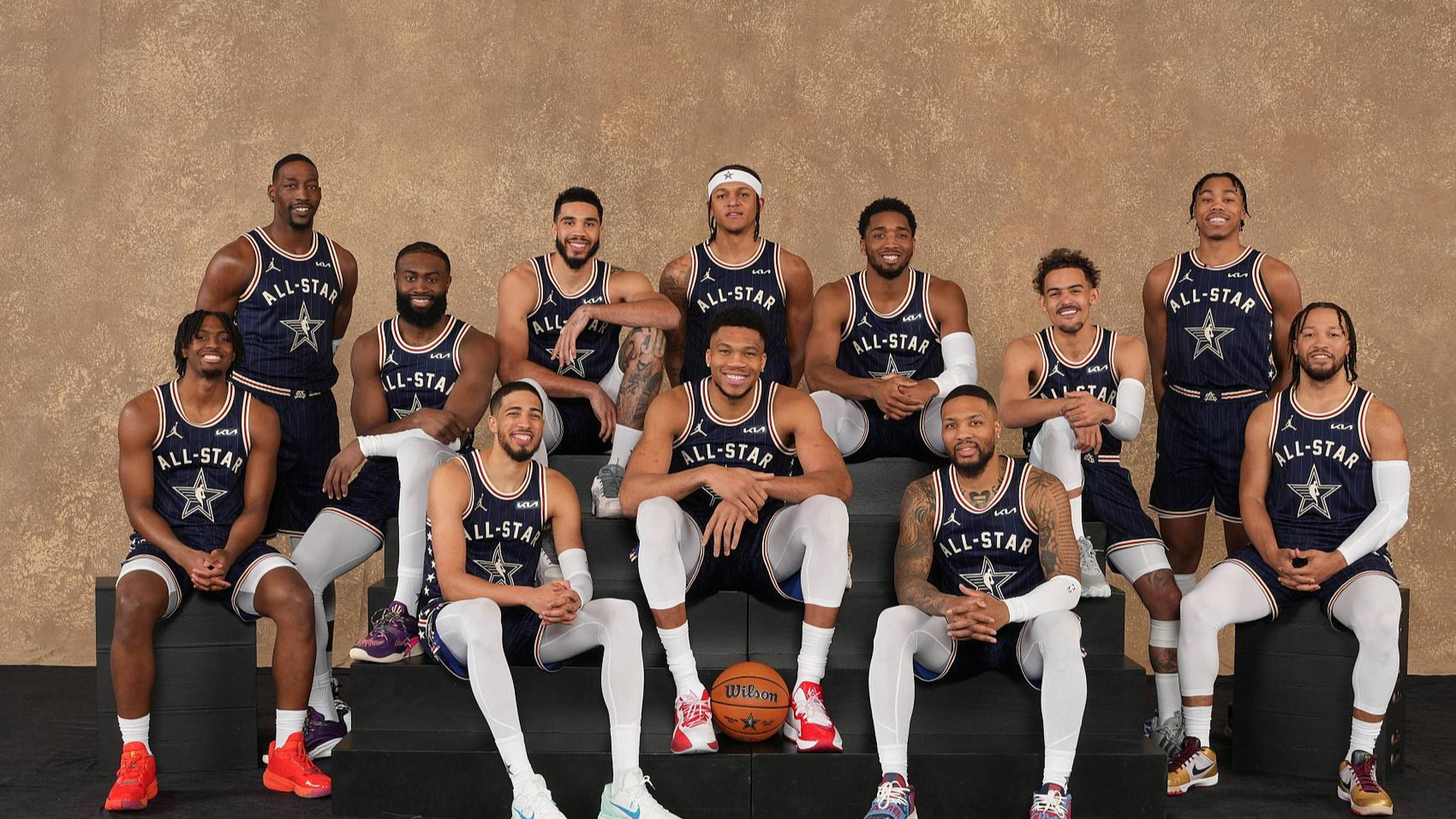 激烈角逐:篮球比赛明星球员技艺高超,赛场激情 激烈角逐:篮球比赛明星球员技艺高超,赛场激情