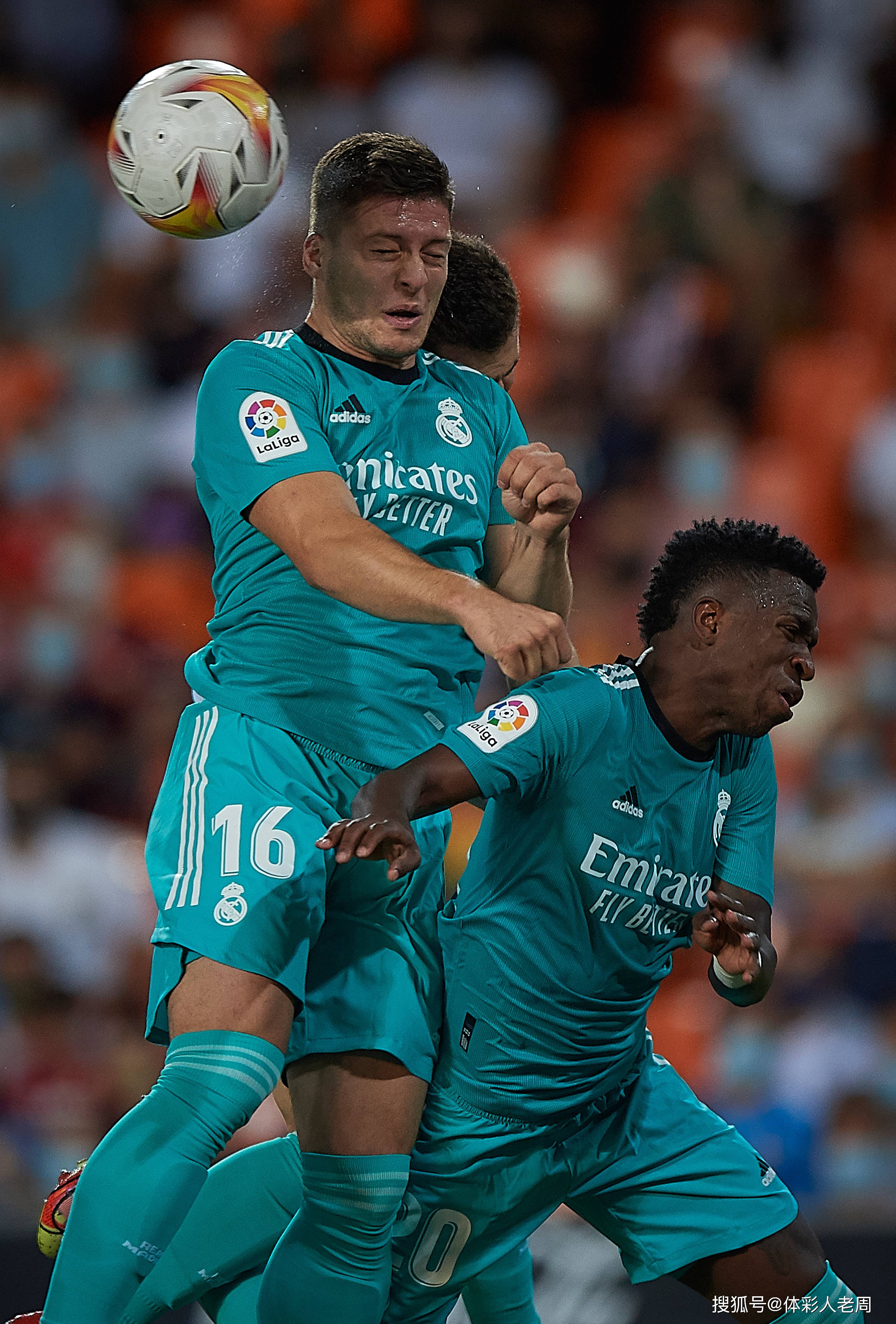 外籍球员在比赛中大放异彩，赢得球迷喝彩