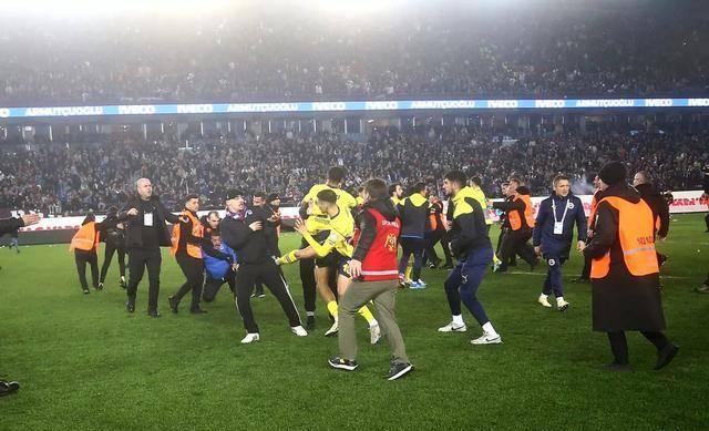 火爆现场激烈比赛中球迷的热情呐喊 火爆现场激烈比赛中球迷的热情呐喊