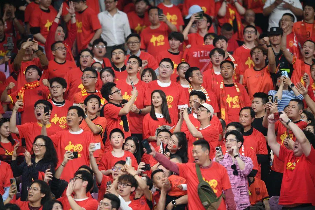 火爆现场激烈比赛中球迷的热情呐喊 火爆现场激烈比赛中球迷的热情呐喊