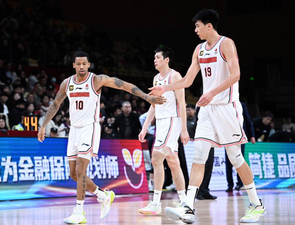 队员相互配合，带领球队击败对手的简单介绍