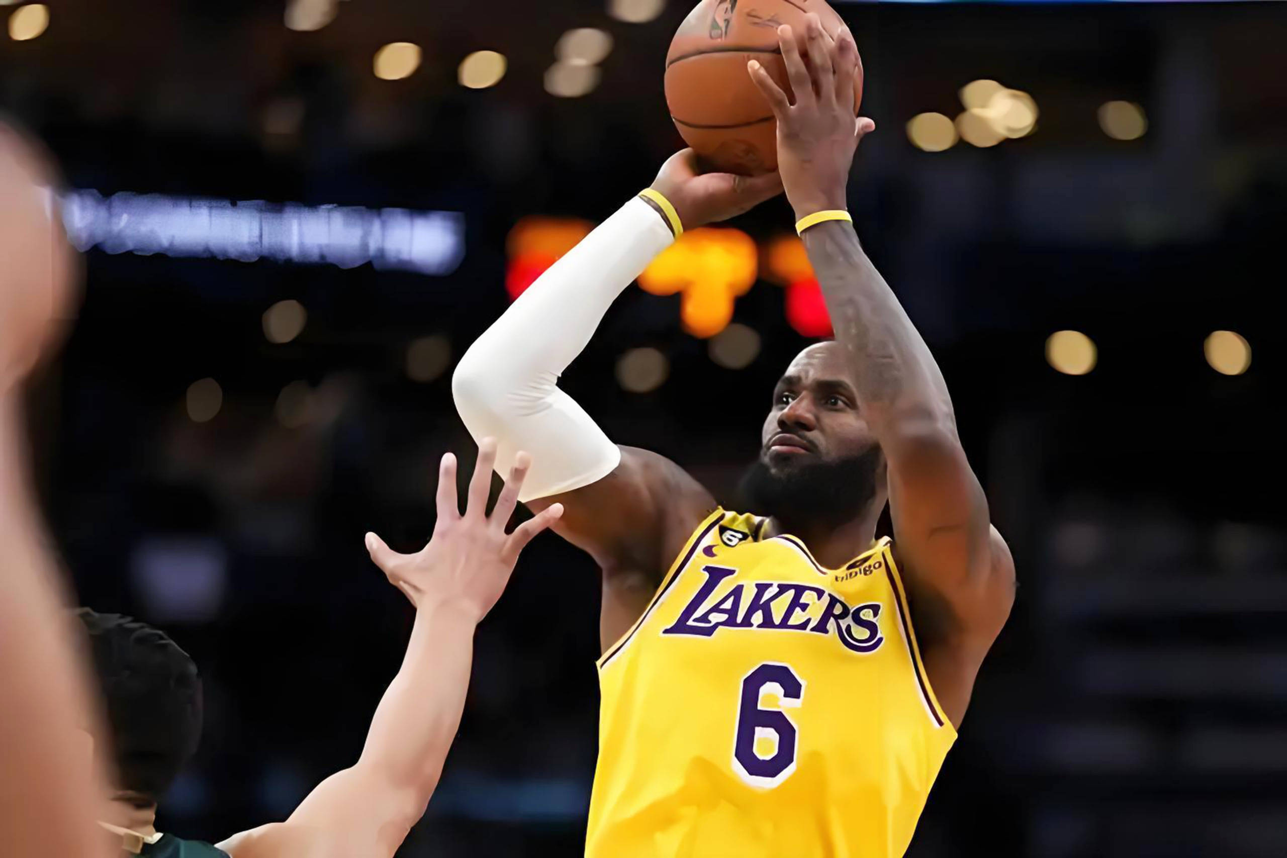 开云体育下载-湖人擒黄蜂，戴维斯缺席詹姆斯独得40分