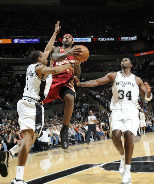 骑士鏖战马刺，乔治带队取胜